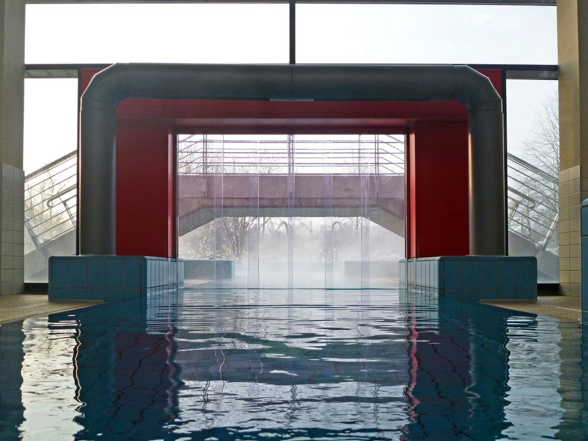 Pourquoi installer un garde-corps en verre autour de la piscine&nbsp;?