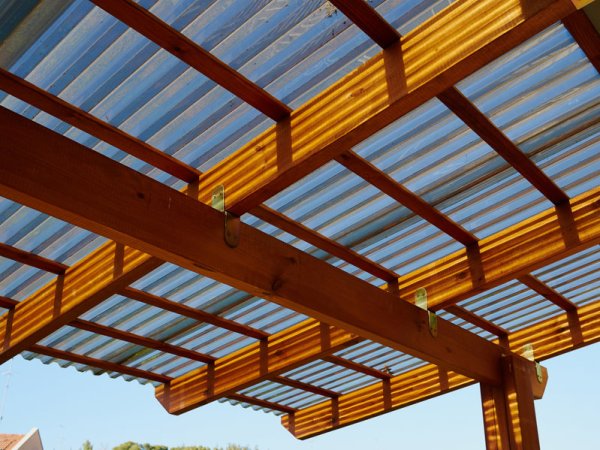 Pourquoi vérifier le système de fixation de la bâche pour pergola ou tonnelle avant achat&nbsp;?