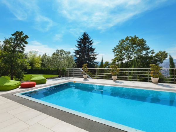 Garde-corps en verre pour piscine : les options déco qui subliment votre espace&nbsp;aquatique